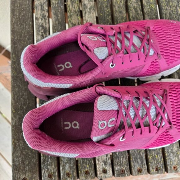 ON Cloudflyer Women's Magenta/Mulberry Running Shoes - Picture 5 of 9